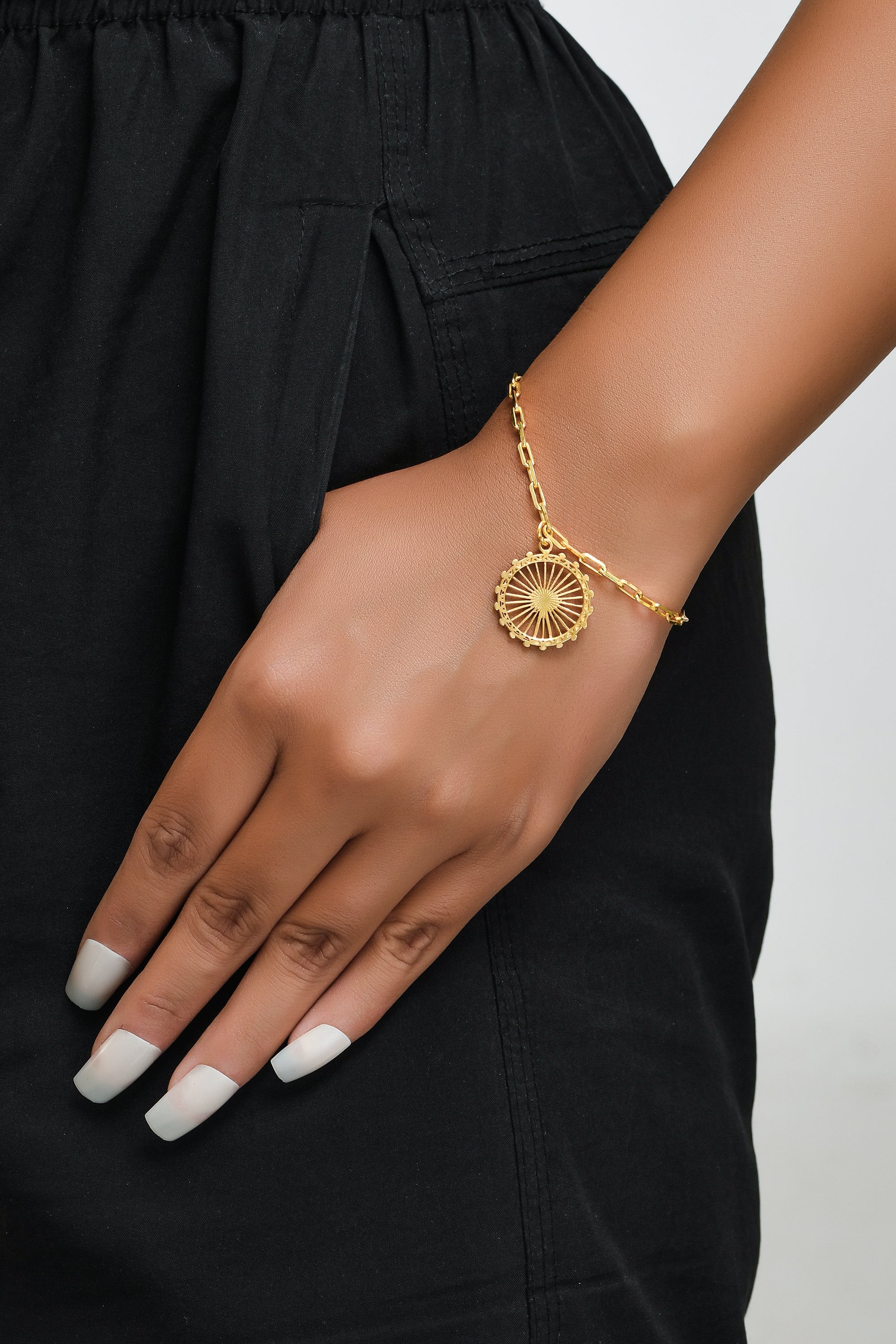 Jey Jewels London Eye Dangling Bracelet 4