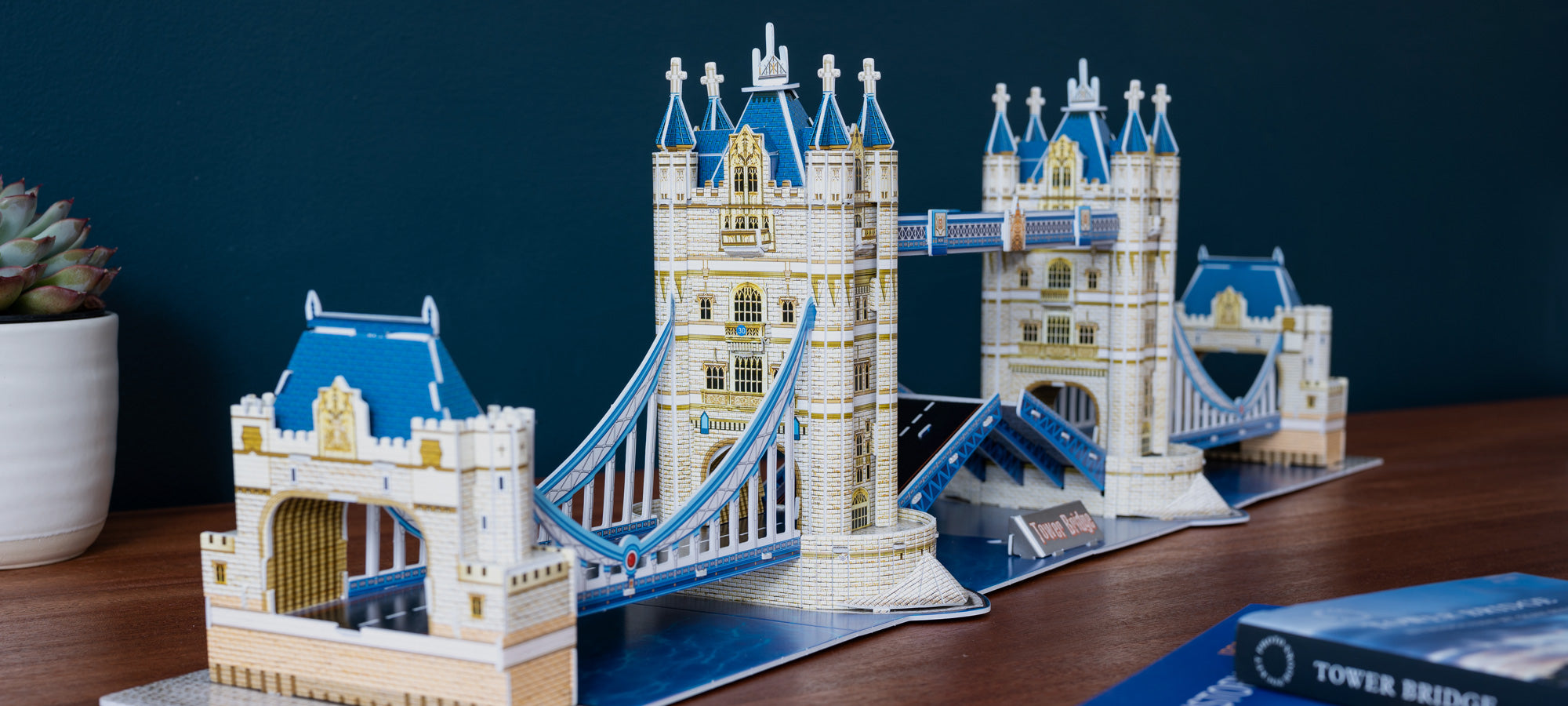 Assemble your own Tower Bridge with our models and jigsaw puzzles