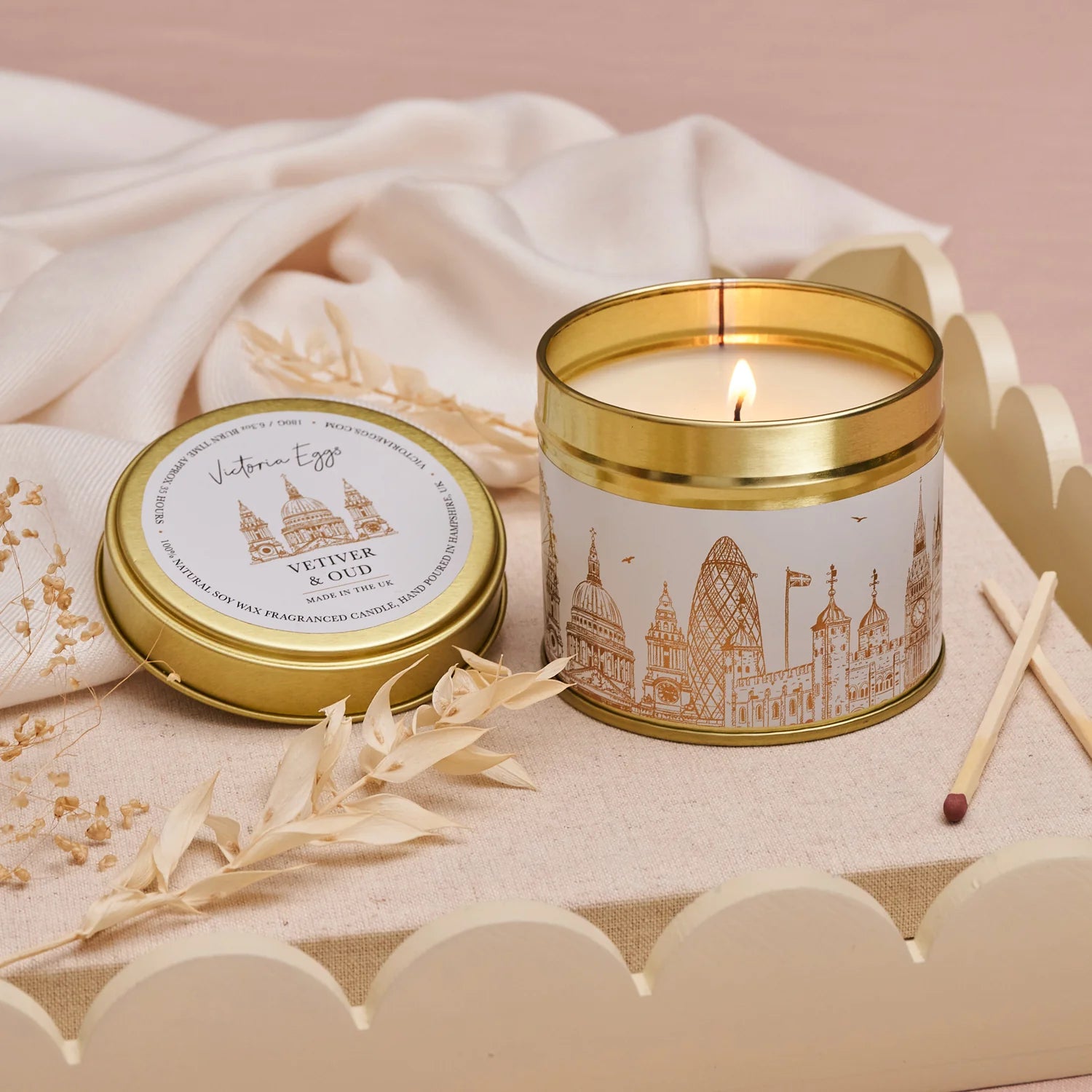 Victoria Eggs Rooftops Candle - Vetiver & Oud 1