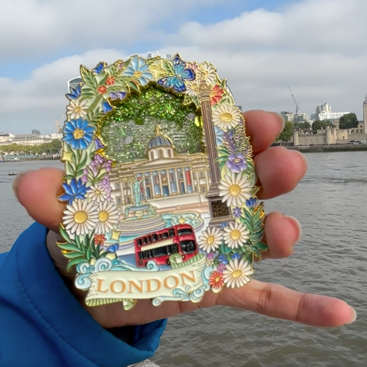 Floating Isles - Summer in London Premium Magnet video