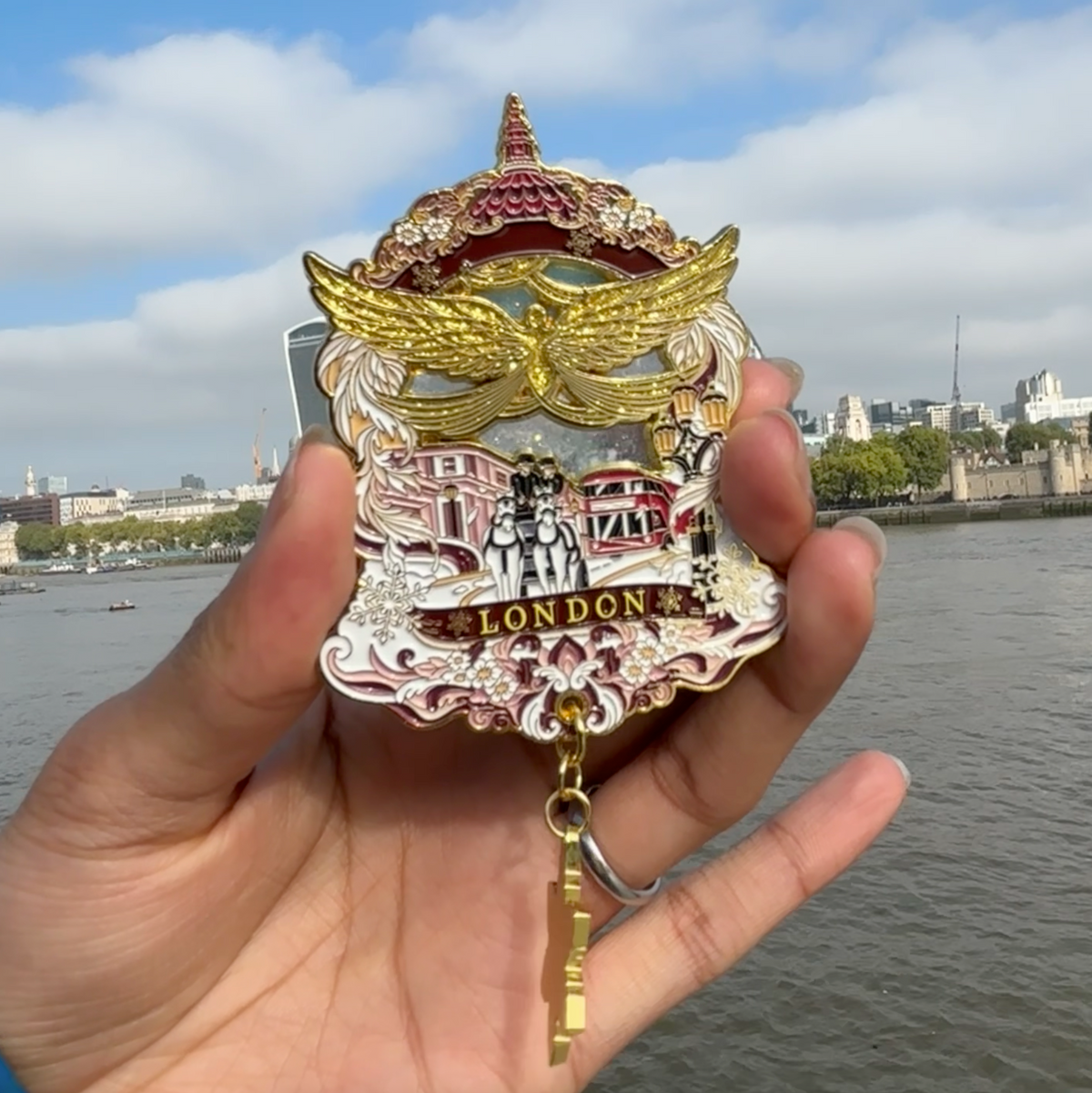 Floating Isles - Winter in London Premium Magnet video